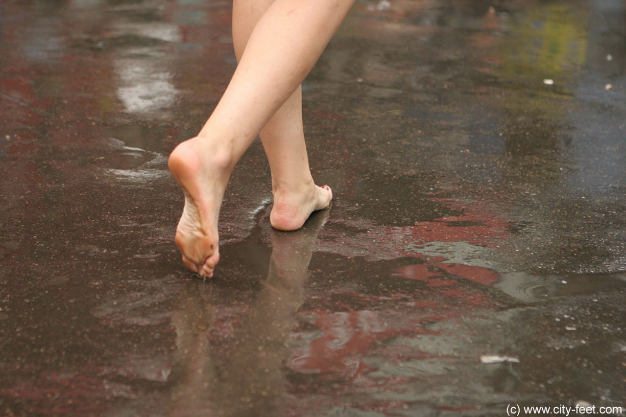 Кустурицы шагаешь босиком по улице. Мокрые ноги. Женские ноги в луже. Босые ноги в луже. Девушка идет босиком.